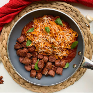 Tagliatelles à la sauce tomate et saucisses