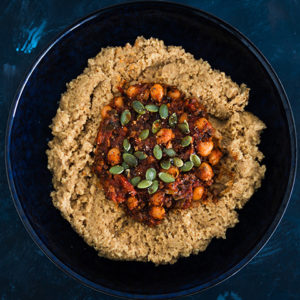 Ragout végétal de pois chiches épicés, tomates, champignons