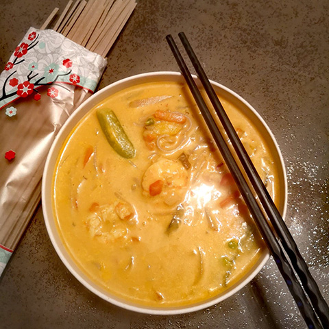 Soupe coco curry et crevettes accompagné de Nouilles soba