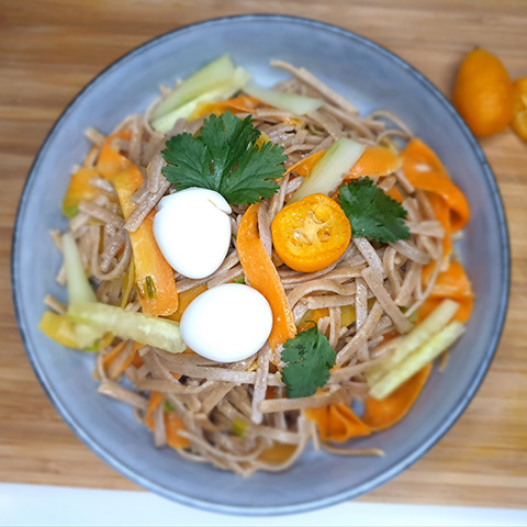 Nouilles soba, wok de légumes, sauce épicée