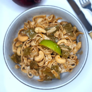 Tagliatelles de quinoa au saumon façon thaï et pois gourmands