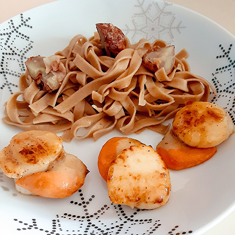 Tagliatelles aux cèpes châtaignes et noix de Saint Jacques