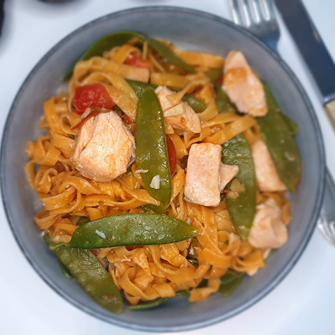 Tagliatelles au piment espelette, tomates cerises, saumon