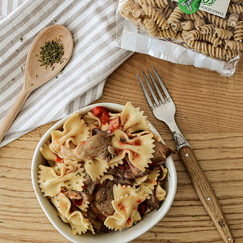 Pâtes complètes, champignons et tomates concassées