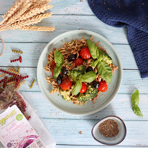 Fusilli Riz 3 couleurs avec tomates cerises, olives noires et brocoli