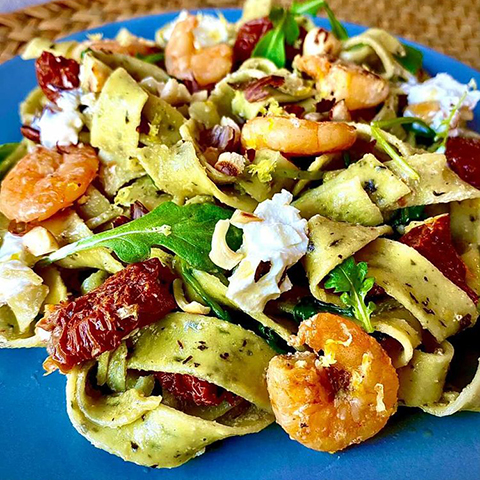 Tagliatelles ail et basilic, aux crevettes sautées