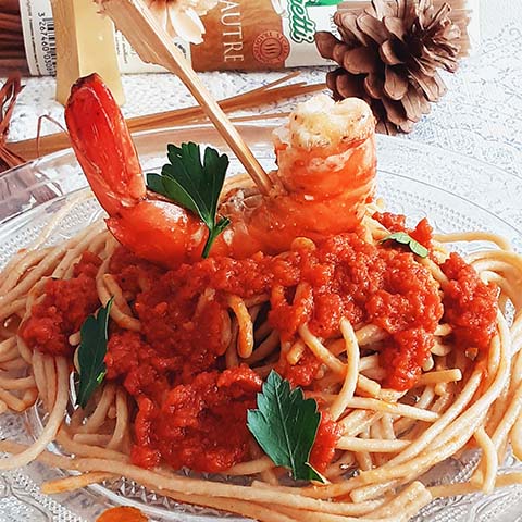 SPAGHETTIS AU PETIT ÉPEAUTRE SAUCE TOMATE & GAMBAS