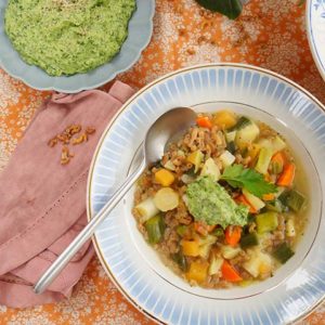 Soupe tendance minestrone aux légumes d'hiver, coquillettes et pesto de persil