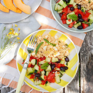 Couscous de lentilles corail, feta, menthe et salade tomates, concombre, olives