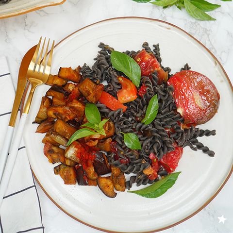 Fusilli aux lentilles Beluga, aubergines au paprika fumé